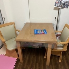 椅子二脚きゃくとテーブルセット。