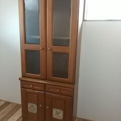 きれいな食器棚。アルコール消毒済。お話中