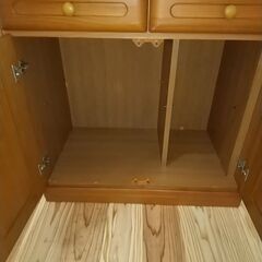 きれいな食器棚。アルコール消毒済。お話中の画像