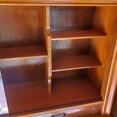 古いデザインのサイドボードの画像