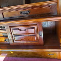 古いデザインのサイドボードの画像