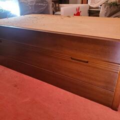 木製のワードローブ（タンス）の画像