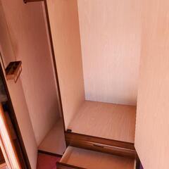 木製のワードローブ（タンス）の画像