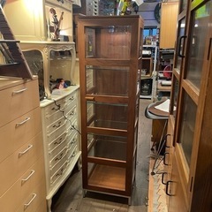 【売約済み】　HUKLA フクラ 最上位 セレクト ウォールナット BRT キュリオ45 BRT-7811 モダン キャビネット 飾り棚　ウォルナット　キュリオケース　ショーケース　コレクションケース　BRT7811  照明　付き　ダウンライト　27万円　高級　木製の画像