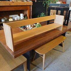 人気の無印良品(MUJI)のオーク無垢材デスク用上置き棚です。オーク無垢材デスク（引出・足元棚付）と組み合わせて使えるシンプルなブックスタンドです。CC403の画像