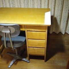 机とその椅子。欲しい方は連絡をお願いします。