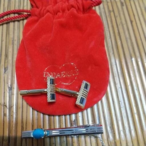 ネクタイピンとカフスボタン