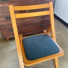 折りたたみ椅子の画像