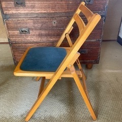 折りたたみ椅子の画像