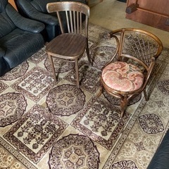 【商談中】絨毯、イス2つセットの画像