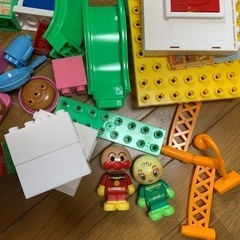 アンパンマンパン工場とすべり台のおうちブロックバケツの画像