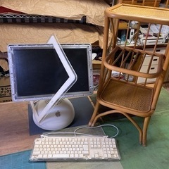 iMac G4 ジャンクです。籐のラックをまとめてもらって下さい。