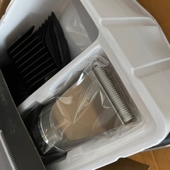 【新品未使用】バリカン ヘアカッター 散髪用 充電/交流式 大容量充電池 2つのモード 5段階刈り高さ調節 6種類ガイドコーム 超低騒音 安全ロック付き led電量ディスプレイ 水洗い可 メンズ/子供/家庭/業務用ばりかんの画像