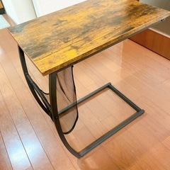 ほぼ新品！サイドテーブル 1000円の画像