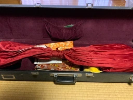 三味線、変えの弦、ケースなど付いてます。