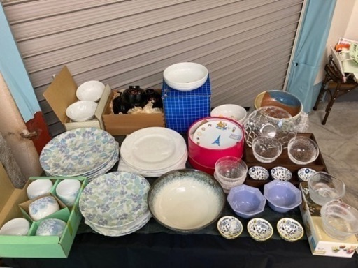 バック45個と高級食器65個で10000円