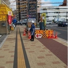 【週払い可能】月収20万円〜　〈勤務地:広島県全域〉交通誘導警備のお仕事の画像