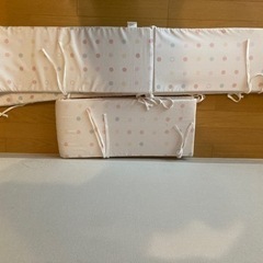 ベビーベッド　ガードクッション付きの画像