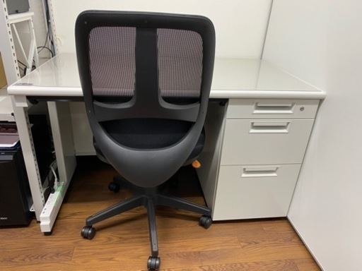 【中古美品】デスクとイスのセットです。プラス 1200幅 片袖机  オフィスデスク