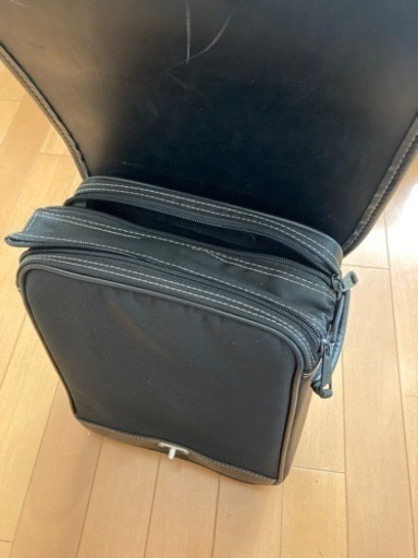 デグナーのコンビ革サイドバッグ