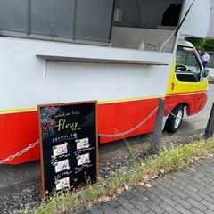 キッチンカーでのフルーツサンド販売
