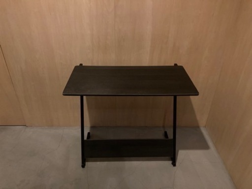 黒の机