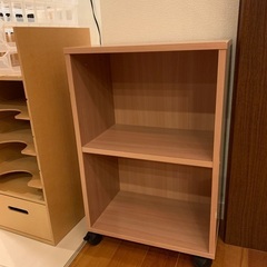 勉強机の横に置いて参考書を入れてました。A4ファイル立ちます。