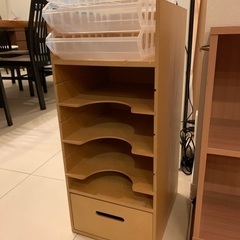 書類、教科書を科目毎に整理して入れてました。