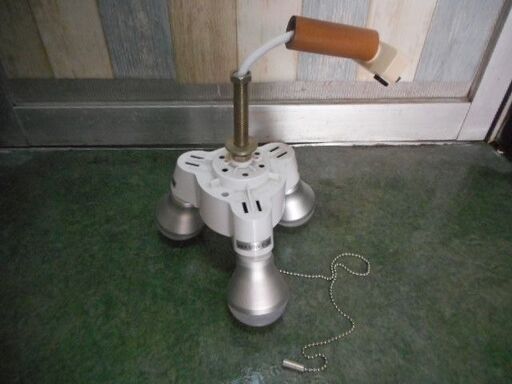 ペンダントライト３灯電球付き