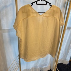 UNIQLO  Mサイズ　オフホワイト　カットソー　サラっとした生地