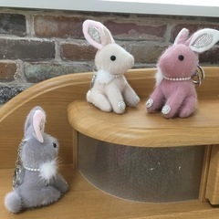 座る優雅なウサギちゃん バッグチャーム 上品なミンクファーネック...