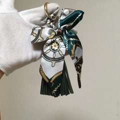 ハンドメイド リボンツイリーとダッセルの組み合わせバッグチャームキーホルダーの画像