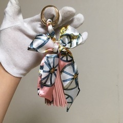 ハンドメイド リボンツイリーとダッセルの組み合わせバッグチャームキーホルダーの画像