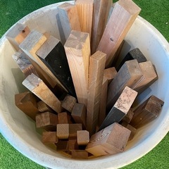 角材 木材 垂木 バケツ1杯