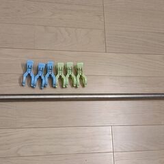 物干しラックのセット（ハンガー、複数の洗濯バサミ付きラック）の画像