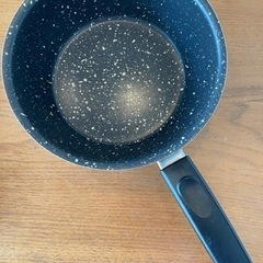 アイリスオーヤマダイヤモンドコートフライパン、IKEAの片手鍋の画像