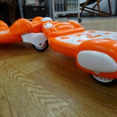 お値下げ！クネクネボード Winding Board オレンジ 6輪 6歳頃〜 子供用 スケボーの前に♪ 　 西岡店の画像