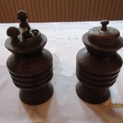 コーヒーミルと胡椒入れ