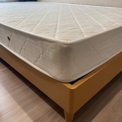 セミダブルベッド フレームとマットレス　桜屋工業　ベッドカバーと枕２つ付きの画像