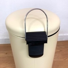 【値下げしました】ゴミ箱　ホワイト　足踏み　スチール　ダストボックスの画像