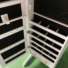 ● 収納付きスタンドミラーの画像