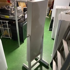 ● 収納付きスタンドミラーの画像
