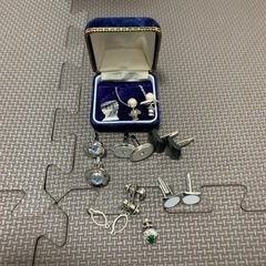 ネクタイ10本　ネクタイピン4本　カフス5セットぐらい　折りたたみ傘　無料の画像