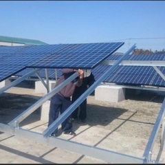 太陽光パネルの設置　ボルト締めの画像