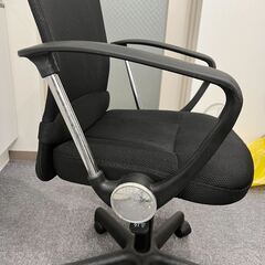 オフィス用の椅子（一部色落ちあり）の画像