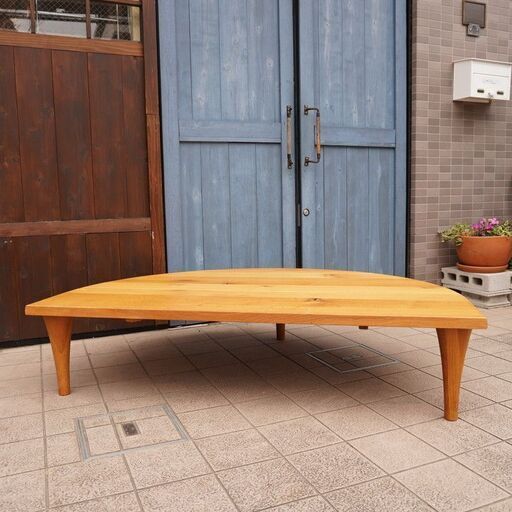 飛騨高山の家具メーカー キツツキマークの飛騨産業(HIDA)。森のことばシリーズのオーク無垢材(節入り)半円形リビングテーブル。天然木