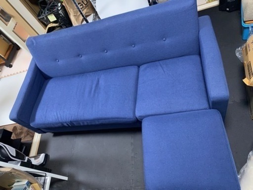 脚付き3人掛けソファー　オットマン付き
