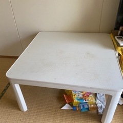 コタツ、蓋付き瓶、茶ダンス