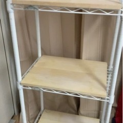 決まりました。スチール棚　白　高さ103（キャスター付)横43cm 奥行28cm 棚板３枚付の画像