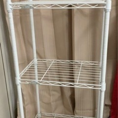 決まりました。スチール棚　白　高さ103（キャスター付)横43cm 奥行28cm 棚板３枚付の画像
